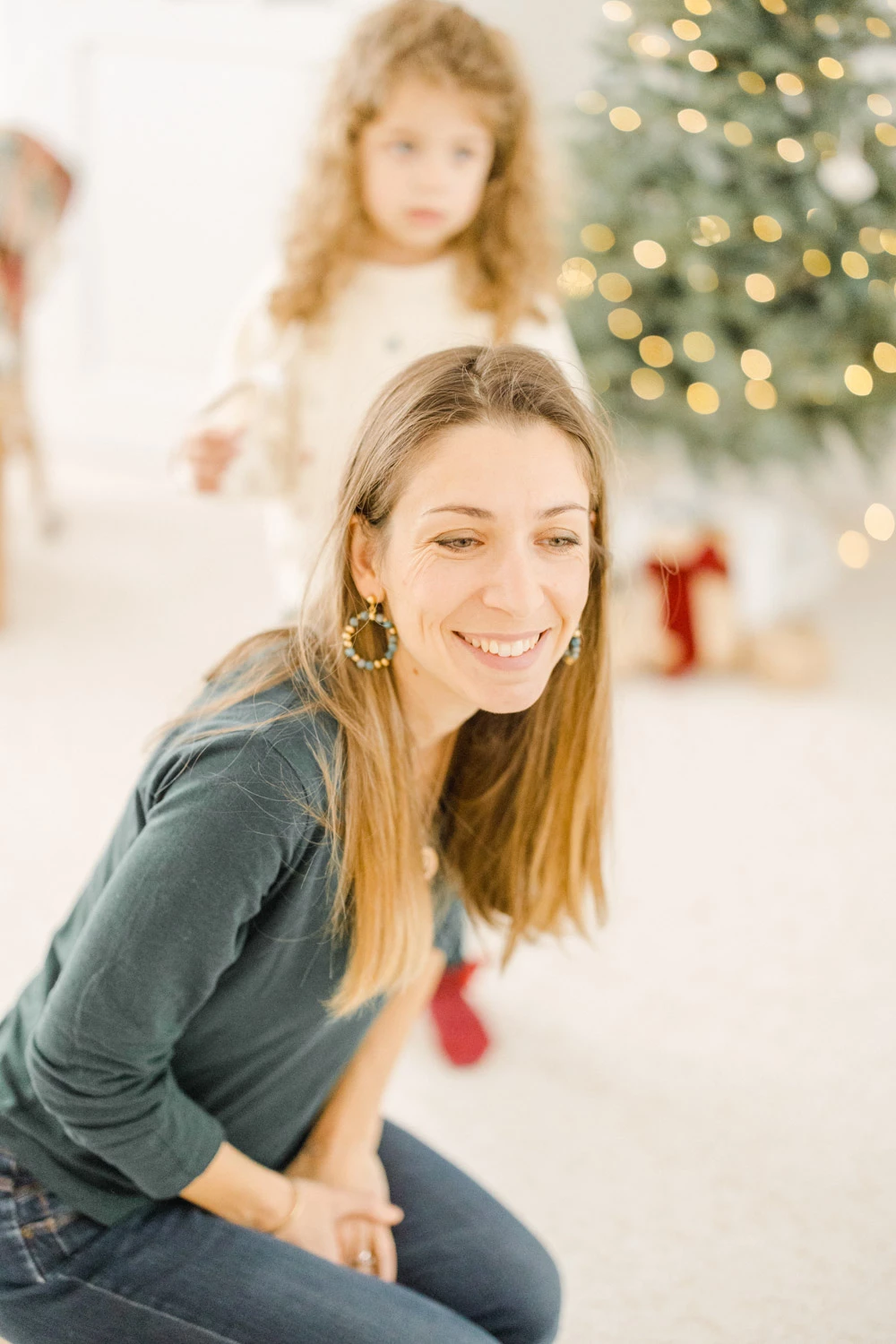 sourire bonheur enfant beige gris